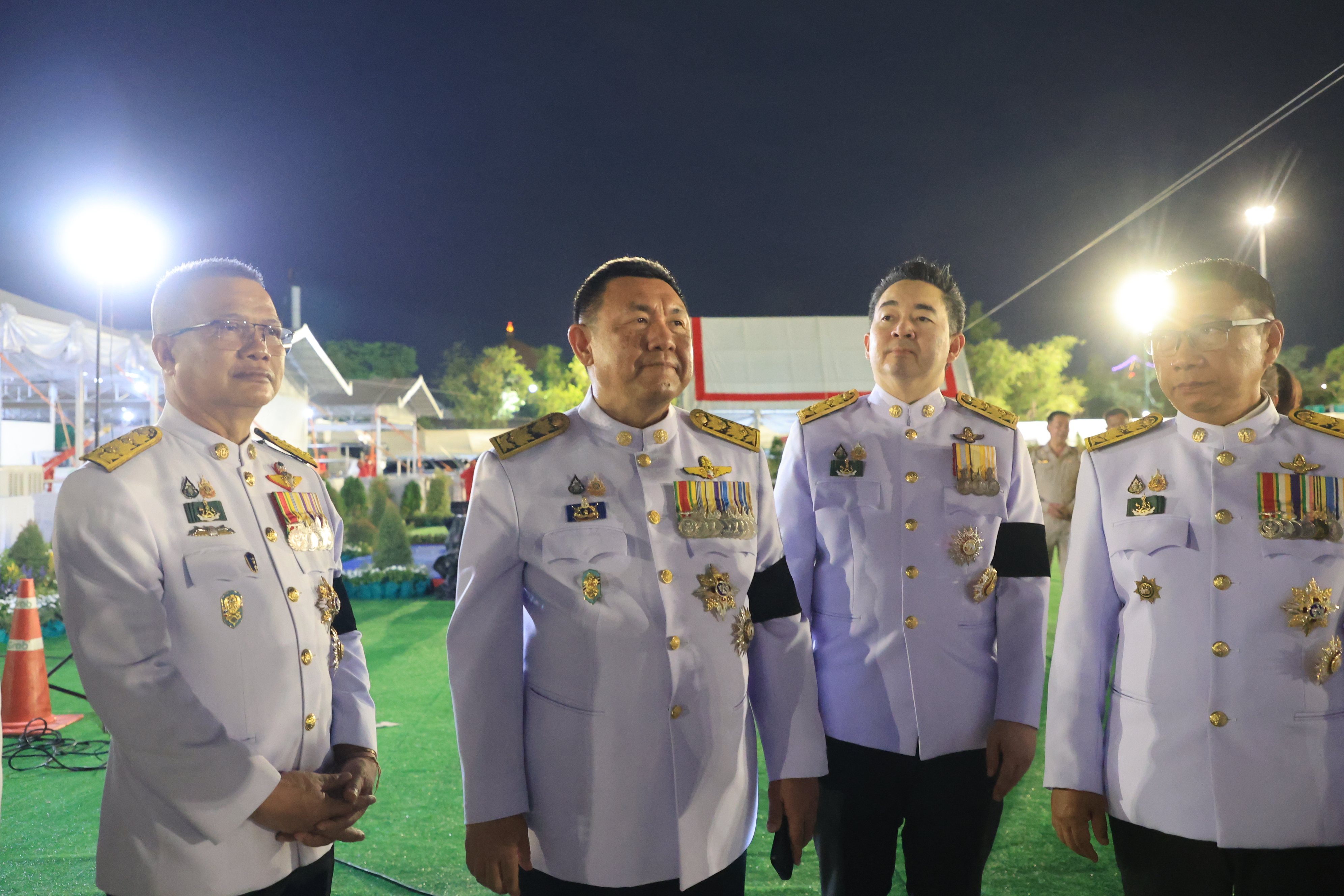 title - ปลัดเกษตรฯ ผู้ทำหน้าที่พระยาแรกนา พร้อมด้วยเทพีคู่หาบทองและเทพีคู่หาบเงิน ทำพิธีล้างมือพระยาแรกนา และเจิมหน้าพระโค
